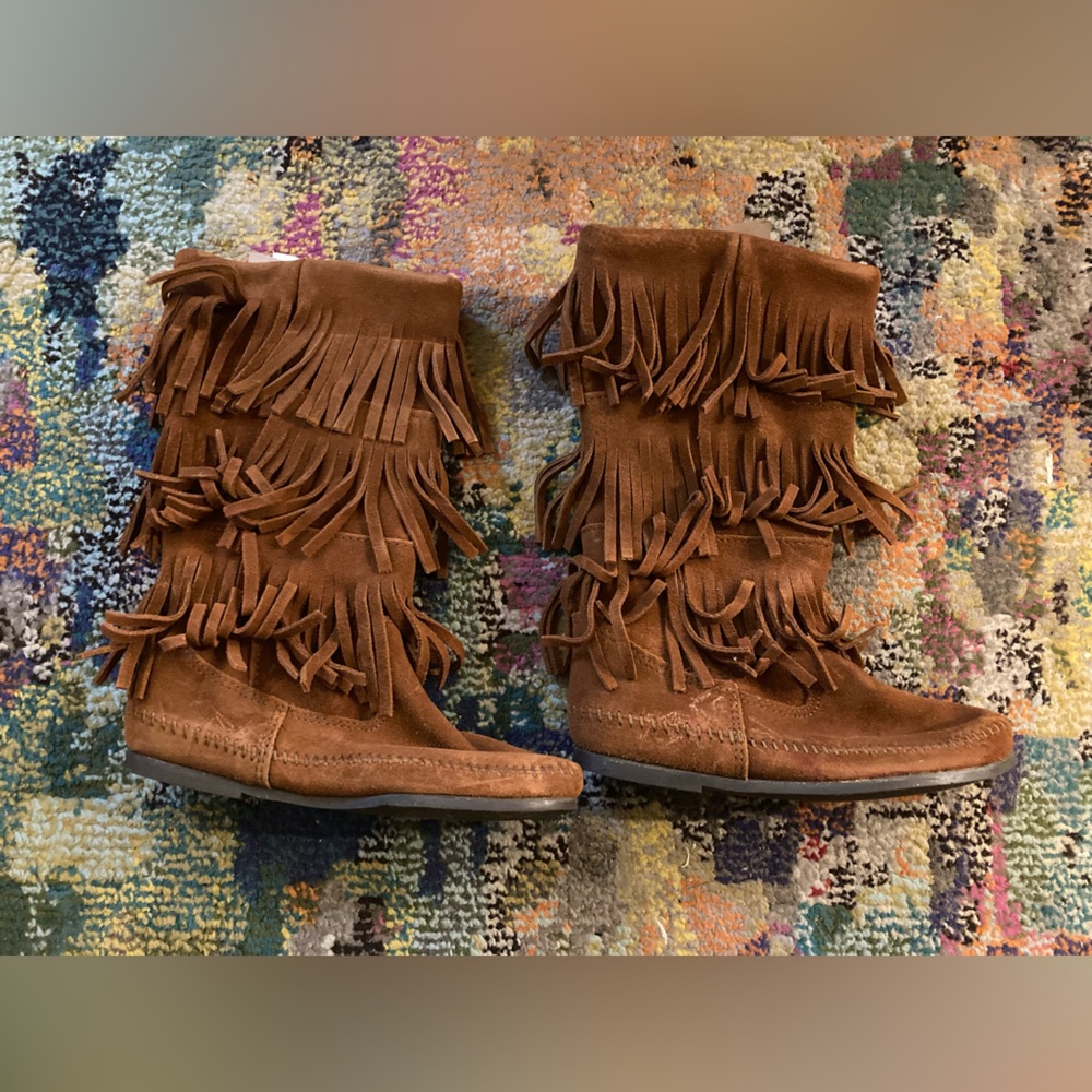 Minnetonka Women’s 3-Layer Fringe Boot Sz 7